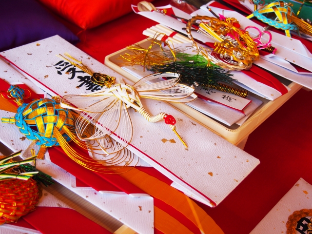 結納とは？顔合わせとの違いと今どきの選び方｜迷ったときの判断ポイントも解説